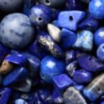 lapis lazuli, pierre de soin pour l'eczéma